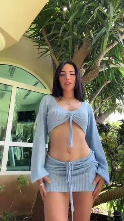 Que linda y ese cuerpazo 💙