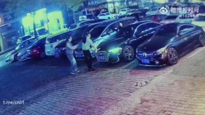 美女下车后<wbr>不关车门，<wbr>奥迪车主倒<wbr>车撞坏旁边<wbr>车辆！事后<wbr>也未联系车<wbr>主进行赔偿<wbr>，直接逃逸