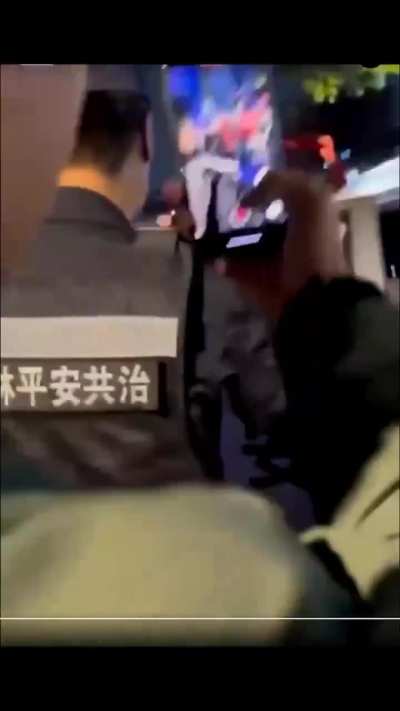  杭州中山北<wbr>路，“范冰<wbr>冰”被警方<wbr>带走。