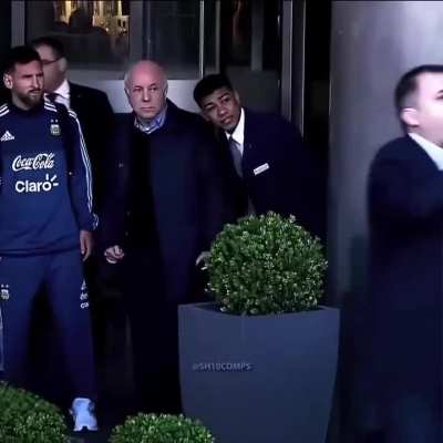 He is a real gentleman! ♥️