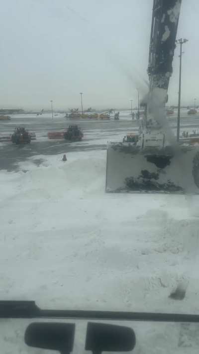 Moving Snow YYZ Central De-Icing