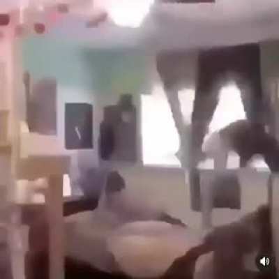 TA P**** MENÓ