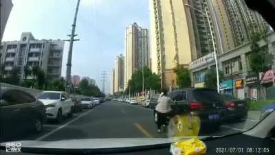 Idiot tries to get back in car