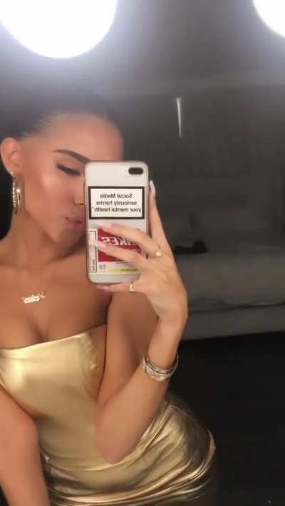 She'd be such an easy fuck in that dress 🥵😍