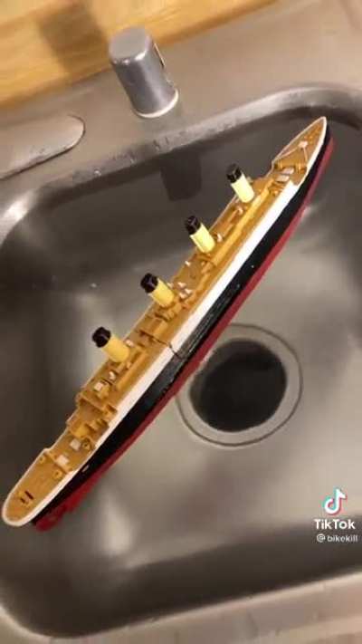 Accurately sinking titanic model