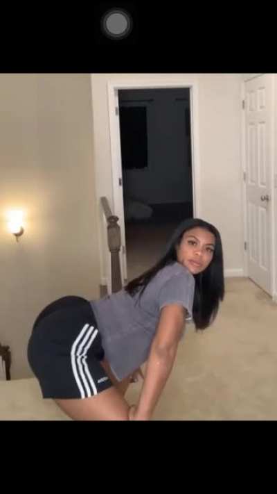 Twerking in Shorts 😍😅