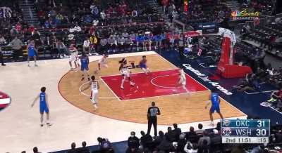 [Highlight] Josh Giddey throws the alley-oop to Tre Mann who dunks it down hard