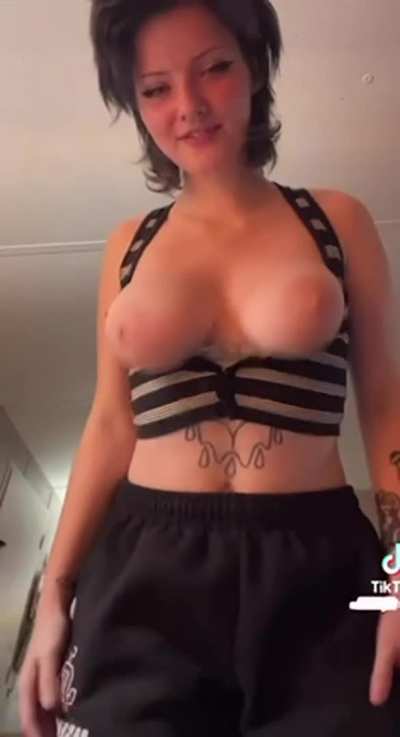21 yr old tits are so bouncy! [reveal]