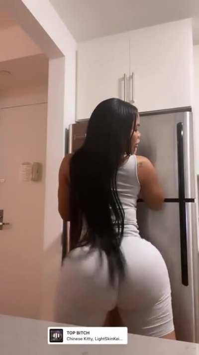 She not even trying her hardest to twerk she just jiggle and making it look sexy🤤<wbr>🤤💦💦💦💦<wbr>💯