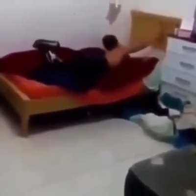 Ele só tava coçando o pau na cama