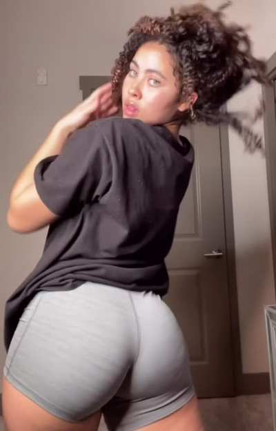 Pretty tik toker. Her Onlyfans mega link in the comments.