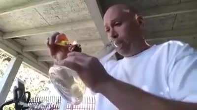 Чувак курит один из самых острых перцев в мире - Carolina Reaper 🔥🔥