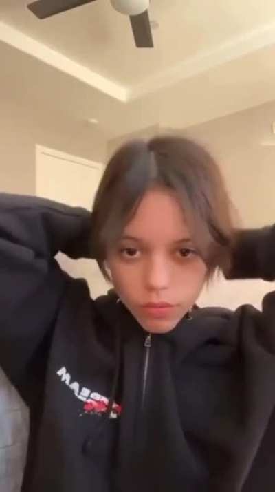 Jenna tieing her hair up