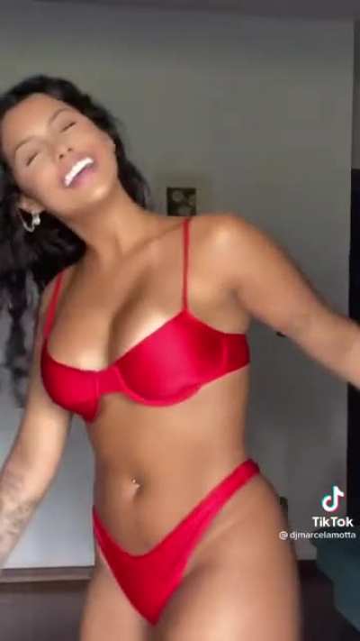 Latina thot in red♥️