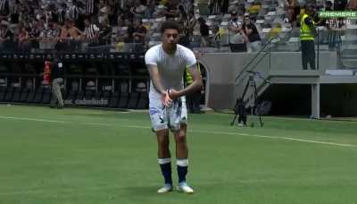 Machado, jogador do Cruzeiro, jogando milho na Arena MRV.