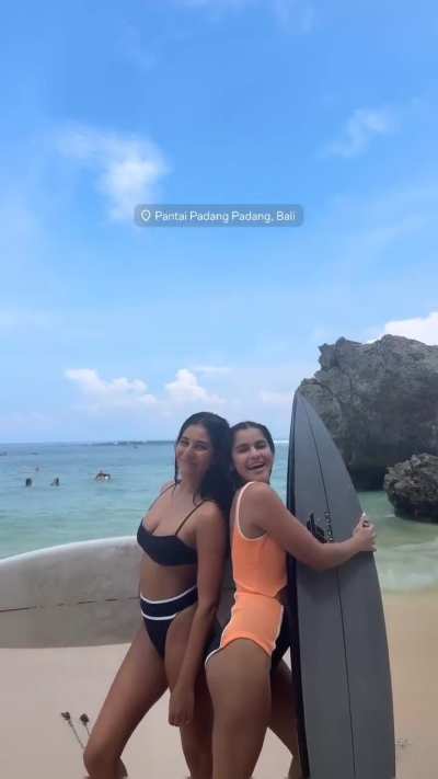 Sister Surfers 