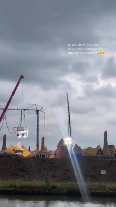 Ariana Grande singing 'No one mourns the wicked' on set