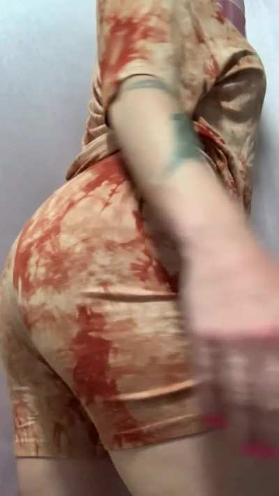Farting in my matching outfit (click red gifs) to hear 👂