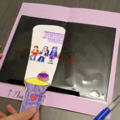 The way this flashlight lights up the card