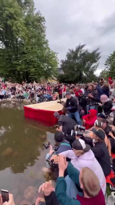 Skater with no legs has successful jump