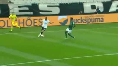 Boa defesa do Weverton em chute do Vital