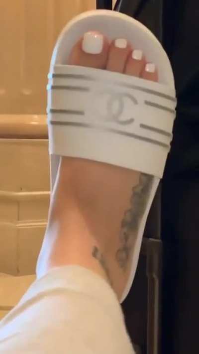 👣