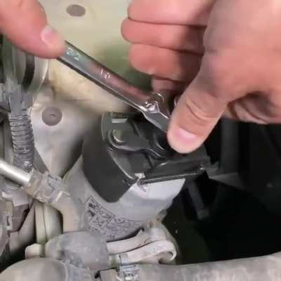 Adjustable oil filter remover