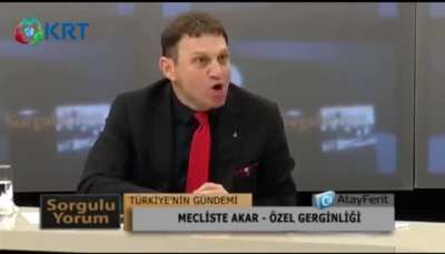 104 amiralden birisi olan, hayatını Atatürkçülüğe adamış, FETÖ’nün yapacağı darbeyi 3 sene önceden söylemiş, FETÖ’nün ağır saldırıları yüzünden emekli olmaya zorlanmış olan Türker Ertürk’ten Hulusi Akar’a yemin hatırlatması. (Video eskidir)
