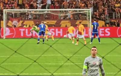 Muslera during Icardi’s penalty kick