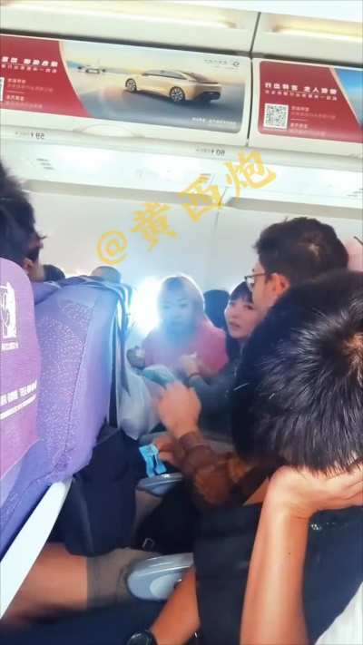 网友吐槽：<wbr>飞机是公共<wbr>场合，这两<wbr>位女士一直<wbr>在和旁边的<wbr>外国帅哥搭<wbr>话，声音很<wbr>嘈杂，且全<wbr>程不自觉已<wbr>经打扰到很<wbr>多人休息。<wbr>我已经多次<wbr>眼神提示，<wbr>她们多次往<wbr>我这个方向<wbr>拍照，我不<wbr>知道是不是<wbr>对我的提示<wbr>有所抗拒，<wbr>全程100<wbr>分钟，始终<wbr>不知道停止<wbr>吵闹…
