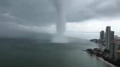 🔥 Massive waterspout spotted in Malaysia (April 2nd 2019)