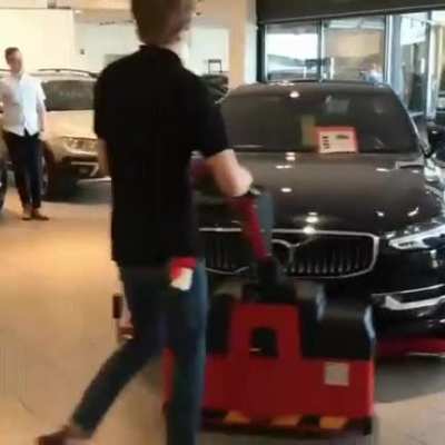 Парковка машин в автосалоне
