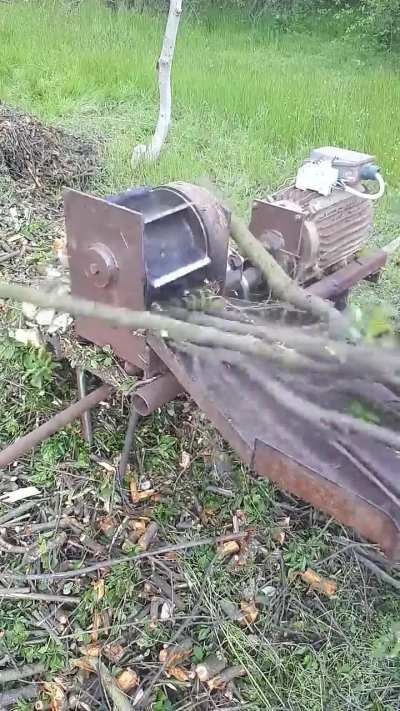 The way this machine shreds branches