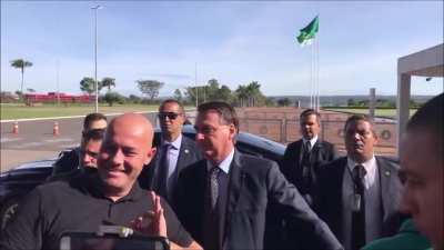 Embora o assessor do presidente se defenda afirmando que estava arrumando a lapela do terno, o gesto é conhecido não apenas por supremacistas brancos, mas também pelo presidente, que repreendeu um seguidor em fevereiro do ano passado, por fazer o gesto en