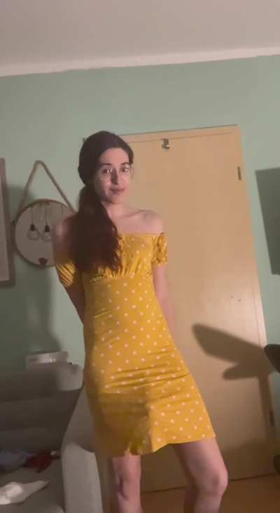 If i whipped out my girldick on the 1st date, would you suck it? 🥰