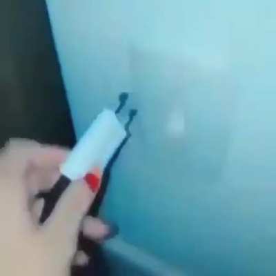 Pessoas normais: usam guindaste com bola de demolição para destruir casas. Eu: