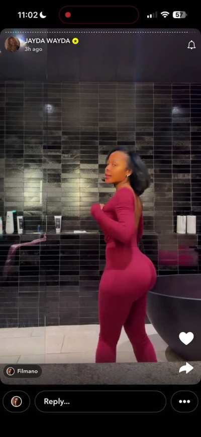 Jayda showing that phat ass