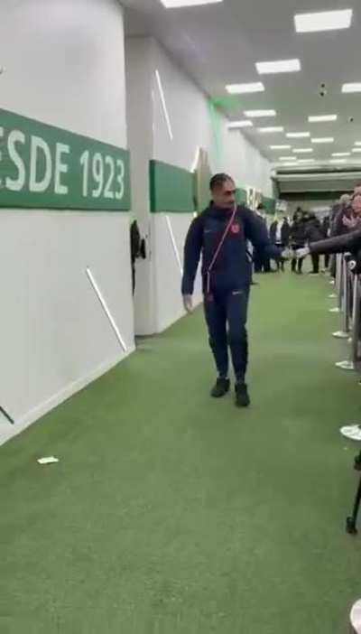 Reporter: “Hello Raphinha, are you injured?” Raphinha: “No.” (Source - @A_SeguraJ)