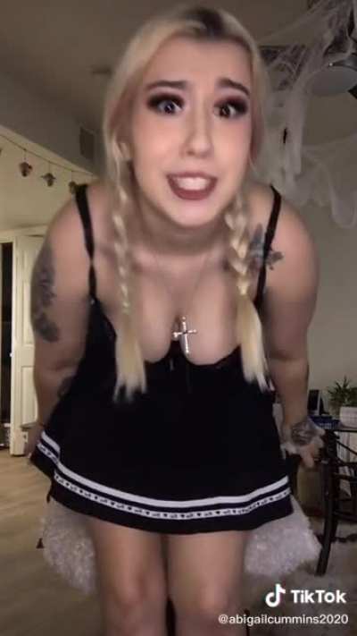 Put nut on her face like it was some makeup, Clicc Clacc ratatat