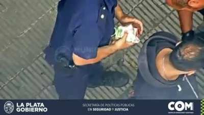 [LA PLATA] Chorro afana camioneta y lo agarra la policía (Atentos al 0:44)