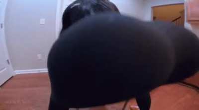 Imagine this big phat ass letting loose cheek flapping farts!