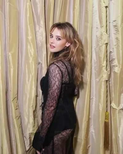 Katherine Langford flaunting her ass