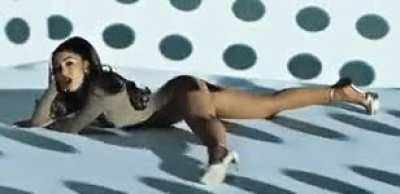 34/35 twerk