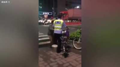 广东老百姓用生化武器对付支晶，还不用担心武器被没收。