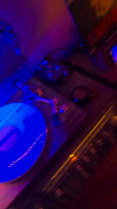Wait.. the GoG pearlized white Vinyl looks kinda crazy under a UV blacklight 👾