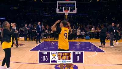 [Highlight] Lakers fan tries out a bold strategy for fan contest; it doesn't work out