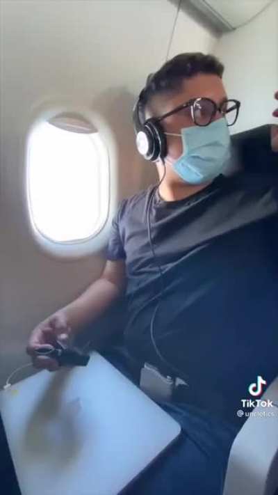 Man with Tourette’s boards a plane and has a relatively normal but funny flight