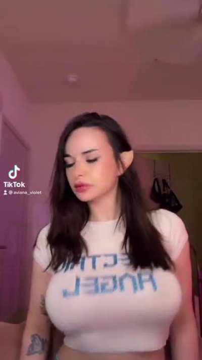 That’s my favorite shirt on Aviana Violet 🤤