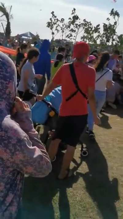 A Taiwanese 3-year-old got tangled up onto a kite in a level 7 wind.