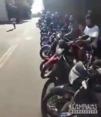 Motoboys estão fazendo buzinaço em frente ao condomínio do lazarento!